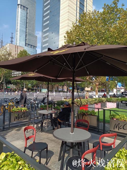 麦当劳招牌屹立不倒,网友感慨:美人易逝,金拱门长青 麦当劳招牌屹立不倒,网友感慨:美人易逝,金拱门长青