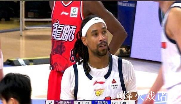 萨林杰封盖三分,长传助攻反击,奎因单手劈扣霸气收尾! 萨林杰封盖三分,长传助攻反击,奎因单手劈扣霸气收尾!